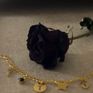 Berlockarmband - Handgjorda berlockarmband. Designa ditt eget armband och bestäm vilka och hur många berlocker du vill ha. Det finns 8 olika slags berlocker du kan välja emellan. Priset kan variera beroende på antalet berlocker.