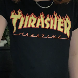 trasher t-shirt - skit snygg svart trasher t-shirt knappt använd🤍