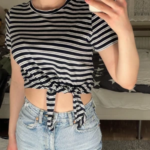 Tröja monki - Randig tröja från monki inköpt 2019. Knappt använd alltså i bra skick! 💞