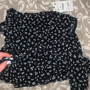 sommarkjol Zara - En jättefin slutsåld kjol från Zara i stl M mwn passar även mig som bär S. Oanvänd (finns prislapp) och även köpt för 270kr