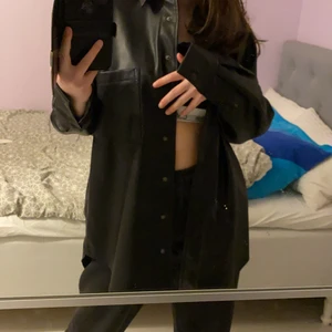 Läder jacka - Skitsnygg jacka som jag aldrig använt eftersom jag nt kunnat ha den till nåt+ jag köpte den på vintern! Frakt tillkommer på 66kr ❤️