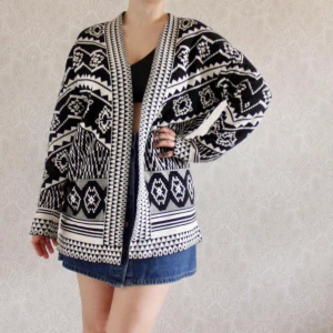 Mönstrad kofta - En super skön och snygg kofta. Bra kvalité. Varm men samtidigt ger en snygg look.   Kolla gärna på mina andra annonser! Blir billigare med frakt då 👏🏽  