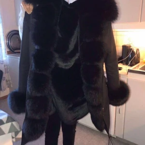 Fatima parka - Äkta päls parka . Storlek medium. Väldigt fin fluffig parka från butiken Garoff.