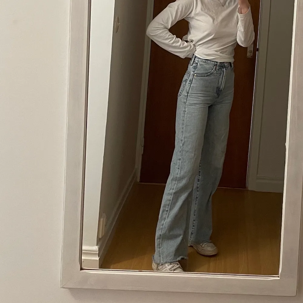 Super snygga jeans från Levis i modellen ribcage, de är wide leg. Avklippta i benen men jag är 164 och är fortfarande rätt långa på mig.. Jeans & Byxor.