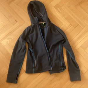 Houdini fleece - Blå Houdini fleece. Hål i fickorna tyvär men annars i fint skick, syns inte när man har den på sig. Storlek 32/34