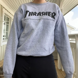 Thrasher grå sweatshirt - En as ball riktig thrasher sweatshirt! Storlek är S och passar bra på mig som är en M, men om man vill ha den mer oversized rekommenderar jag att köparen är en kanske M och neråt. Budgivning med nya bud funktionen! STARTBUD: 150 kr