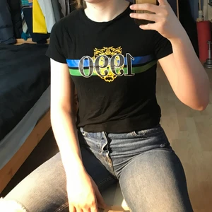 1990 t-shirt - Lite kortare, svart t-shirt i st s, passar bra till byxor med hög midja