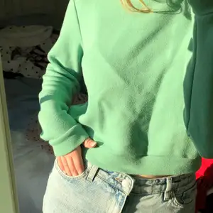 Grön croppad sweatshirt i ett superskönt material💚 Märket är okänt för mig men står STAY på lappen. Tyget har blivit lite ”nopprigt” genom åren men inget som stört mig, går nog annars bara att ta bort det med en noppringsmaskin/rakhyvel. Möts helst upp (Stockholm) men frakt kan nog lösas (köparen står isåfall för frakten)