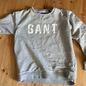 Gant sweatshirt  - Gant sweatshirt med en pytteliten fläck! Köpt för 400kr men säljs för 100kr! Andvänd några gånger! Säljs för att inte kommit till andvändning!