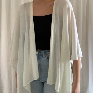 Kofta/cape - Vit kofta/cape perfekt att ha en sommarkväll över klänningen! Köpt på Åhléns för ett par år sedan tror jag! 🌻