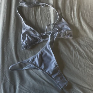 Vit bikini - (Aldrig använd) Märkt som storlek M men passar en S, överdelen passar A/B/C-kupa beroende på hur man vill att den ska sitta. Köparen står för frakten🤍