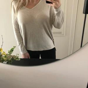 Fin tröja från Vero Moda - En tröja som är i jättefint skick och har ett superskönt material!! 