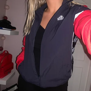 Kappa jacka - Tunn vårjacka som även funkar som en tröja. Hårt material men skön. Köpt i London så osäker på pris men runt 500kr. Storlek Small