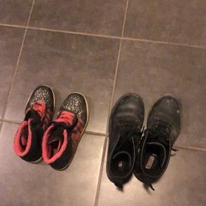 Vinterskor - Säljer dessa skor jag inte är intresserad av längre eftersom att säsongen är över säljs de för ett lägre pris. Båda skorna är väldigt bekväma och har använts i flera år. Kommer såklart rengöra dem innan de skickas. Frakten ingår inte och kommer att variera💖  utgångspriset för de svarta skorna är 70 kr (strl 40) och de svart-rosa är 30 kr (strl 36)