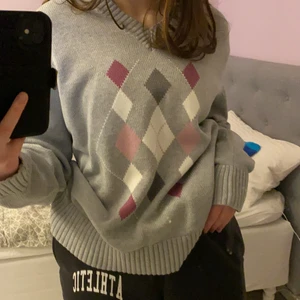 Tröja - Skitsnygg men används inte! En liten fläck finns på tredje bilden, frakt tillkommer på 66kr spårbart❤️