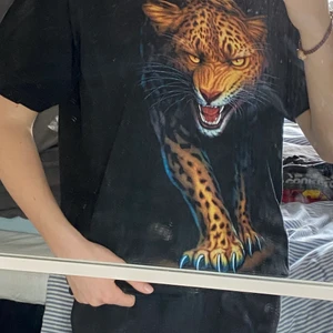 Retro Jaguar tshirt - Riktigt fint tryck på denna tshirt! Jaguaren finns både fram och bak, varav den där bak är blå. Passar så otroligt bra med ett par blåa dad/mom jeans. Bara älskar denna tröjan. Cond är 8,5/10 och trycket är i toppen skick!