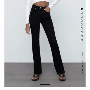 Jeans med slits  - Säljer mina zara jeans då där är för långa på mig (160cm). Det är helt oanvända med prislappen kvar, vid frågor skriv i chatten