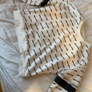 En vacker tröja - En fin lång armad tröja med svarta och glitter streck på armen