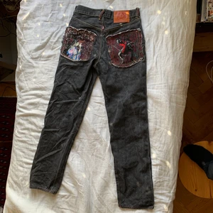 Assnygga RMC jeans - 9,5/10, inget fel förutom att de inte är helt nya. Jag köpte de på plick men passa mig ej så säljer vidare. Myntficka fram samt båda bak har feta broderingar. Ställ frågor om ni har:p (pris kan diskuteras vid snabb affär😘)