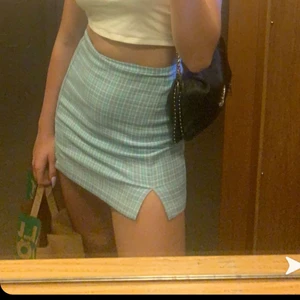 Brandy Melville rutig kjol  - Ljusblå rutig kjol från brandy Melville. Säljer pga att den är för liten för mig