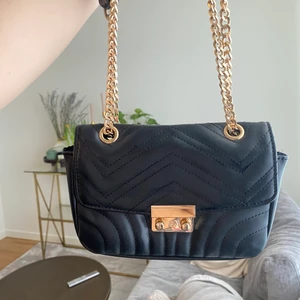 Svart väska  - Säljer svart väska från Nelly 