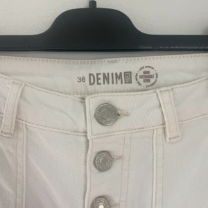 Lindex raka jeans - Vita raka jeans, i en kortare modell. Superfina beige sömmar och i fint skick.