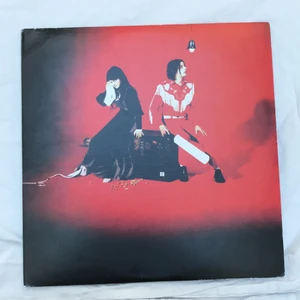 ELEPHANT (av The white stripes) vinyl - Elephant 🐘 av The white stripes på vinyl/lp! Kvaliten är ganska bra, lite vitt i hörnen men de ser man inte så mycket 👍. Två skivor, man fäller upp och dom ligger i varsit omslag med bilder och låttexter på🎧🎶🤔👌. Köpt för 2 år sen om inte mer (kommer inte ihåg) men har inte lyssnat så mycket !! 😼 Skivorna är inte repade/skadade eller dammiga!