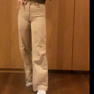 Beiga raka jeans - Säljer nu mina beiga byxor ifrån monki! Älskar de verkligen men de har tyvärr blivit för små:/ jag är 160💕