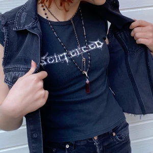 Svart jeansväst  - Svart jeansväst utan knappar, knappt använd men ser rätt sliten ut. Köparen betalar frakt :3 