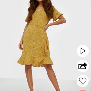 klänning från Nelly storlek xs - Klänningen är justerbar så skulle säga att den kan passs S/M också. Använd Max 4 gånger så mycket fint skick. Nypris 350kr
