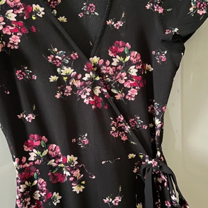 Blommig sommarklänning i Strl 36 - Omlottklänning i väldigt fint skick. Använd endast ett fåtal gånger. Pris går att diskutera :)