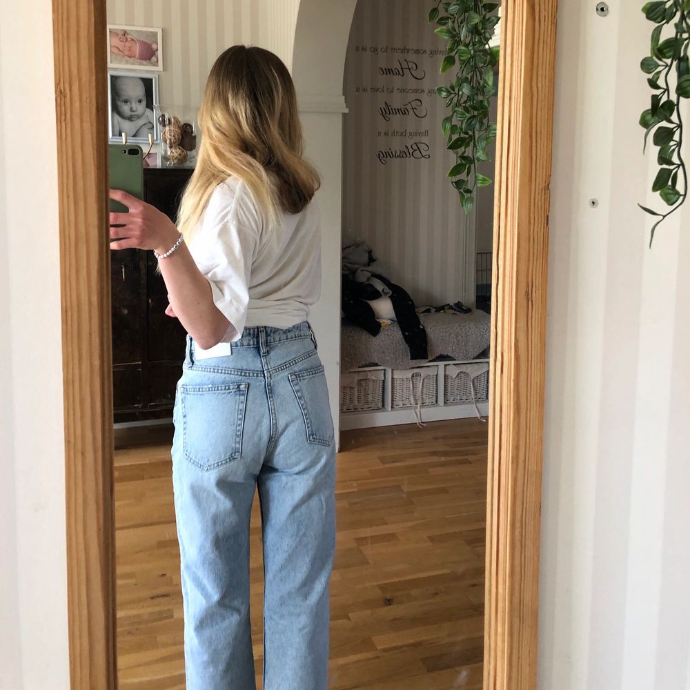 Jättefina jeans från zara som är perfekta till sommaren💓 tyvärr för stora😢. Jeans & Byxor.