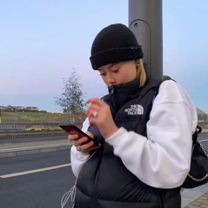 North face vest 1996 - Säljer min älskade North face vest som inte används, använd fåtal gånger. Säljer endast för bra bud då västens originalpris ligger på: 2500kr. Buda från 800kr i kommentarerna eller privat💖💖 ( första bilden är tagen, fråga om ni vill ha bilder på hur västen sitter på mig ) BUDET LIGGER PÅ 1600