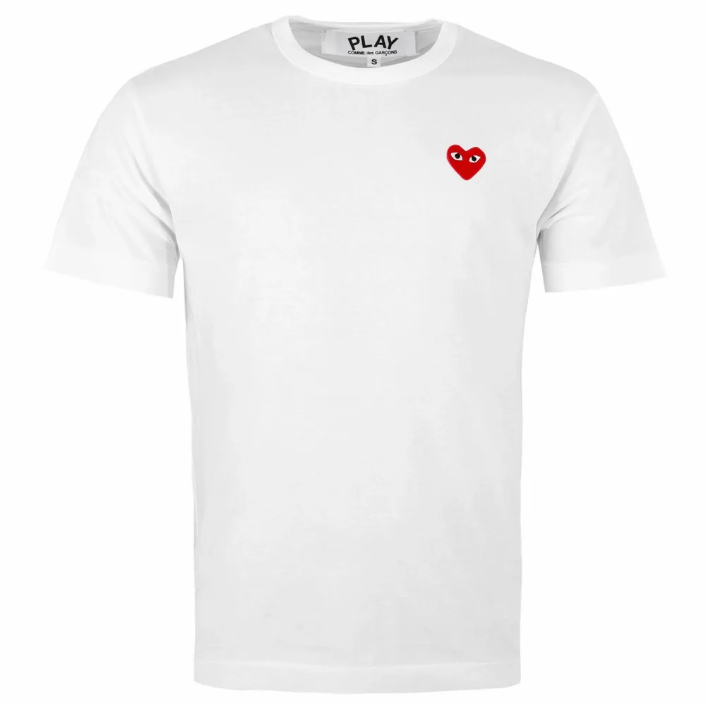 Commes Des Garçons vit tshirt, köpt förra sommaren från Aplace, knappt använd men lagning på högra sidan men inte så synlig💕 lite avfärgad vid kragen av smink men syns knappt❤️ nypris 800kr. T-shirts.