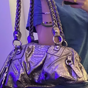 Silver Guess väska  - OANVÄND SNYGG GUESS VÄSKA💎!                                  En äkta guess väska i silver från 2000 talets kollektion 🚨 🚀!Kan mötas upp vid intresse!  ( har 2 andra guess väskor på min sida, det är bara att checka!)