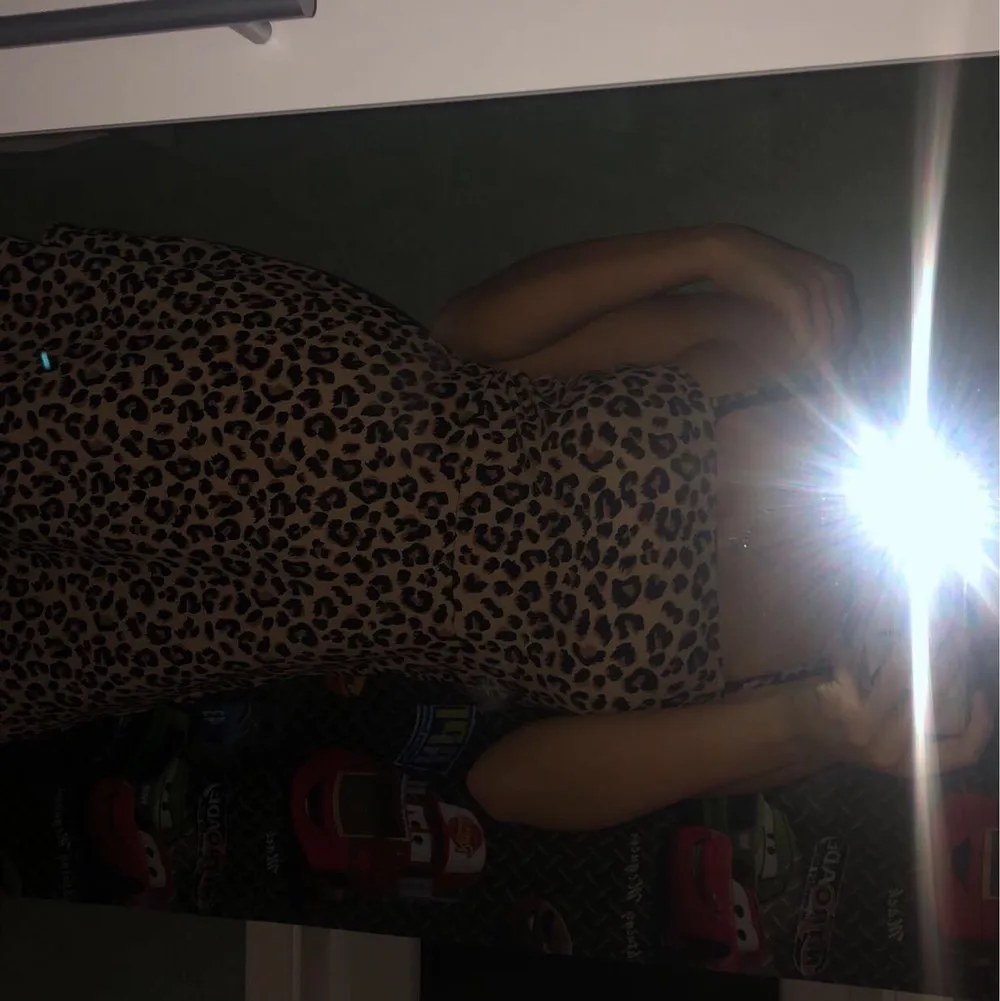 En leopard klänning från H&M. Aldrig använd. . Klänningar.