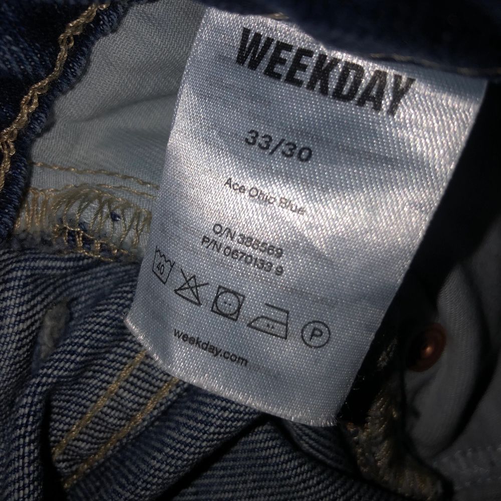 Coola mörkblåa jeans ifrån Weekday i modellen Ace! Säljes pga fel storlek, skriv privat för fler bilder. Köparen står för frakt<3. Jeans & Byxor.