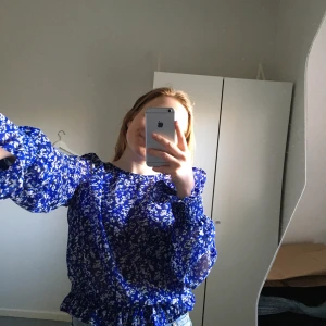 Blus - Superfin blå blus med härligt print - festar till vardagen 🦋 lätt och tunt material, storlek 34