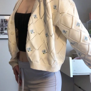 Kofta från chiquelle - Bara testad för bild men aldrig använd under långt tid, ser helt ny ut. Jätte fin o älskar den själv men har så mycket kläder så jag kommer inte använda den☺️ köparen står för frakt