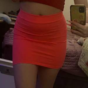 Neon kjol från hm som bara ligger och skräpar i garderoben, jättefin färg 🌺🌺🌺
