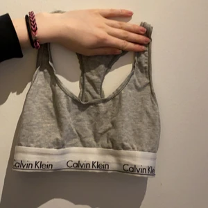 Calvin Klein bralette - Calvin Klein bralette strl S passar även XS. Passar liten byst, upp till B-kupa ungefär. 100kr inkl frakt.