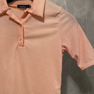 Top strl S  - Rosa/peach färgad top från märket Boohoo, i storlek S. Oanvänt! Säljes för 50kr plus frakt 
