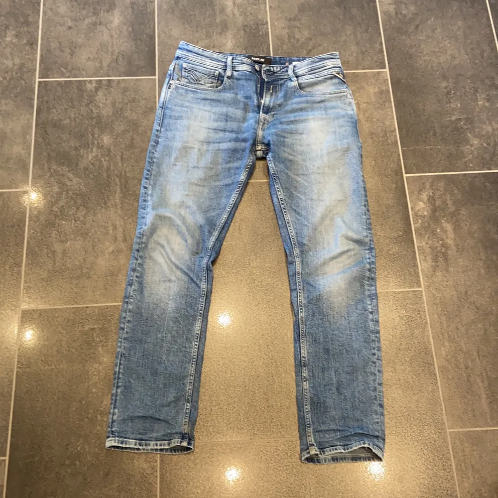 Säljer dessa jeans som är i bra skick och har bra passform. De har storleken 29/30. Priset är exklusive frakt.. Jeans & Byxor.