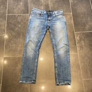 Säljer dessa jeans som är i bra skick och har bra passform. De har storleken 29/30. Priset är exklusive frakt.