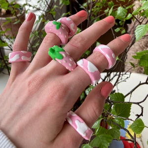 Cow print ringar - Mörkerlysande cowprint ringar i storlekarna: 16MM, 17MM, 18MM och 19MM (i diameter) Det finns 5 stycken av dem och på sista bilden kan man se ungefär hur de lyser i mörkret. Skriv till mig om du har frågor🥰