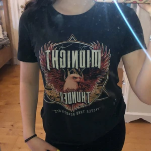 Cool t-shirt  - T-shirt med coolt tryck från Gina. Använd fåtal gånger :) skulle säga att den även passar S