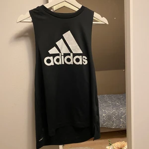 Adidas träningslinne storlek S - Jättefint och skönt adidas träningslinne!! 💗 har använts högst 3 gånger så den är i ett gott skick!! Tyvärr passar det mig inte länge!! Hör av dig om du vill köpa eller har frågor!! 💗
