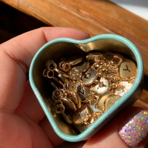 Berlocker  - Guldiga berlocker med bokstäver på. Tror jag har hela alfabetet lol🌶