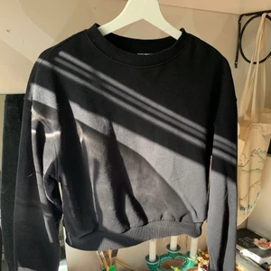 Sweatshirt  - Svart sweatshirt som är något nopprig men mycket fin i övrigt. Passarr även S🌶