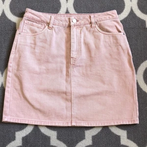 Jeanskjol  - Jättefin jeanskjol från Vero Moda som jag nu säljer pga att den tyvärr blivit för stor för mig. Använd ett fåtal gånger. ❗️frakt tillkommer❗️